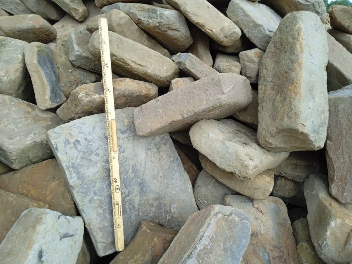  Песчаник для мощения дорожек, площадок, парковок ( фр 5-10 см)  купить  в Ставрополе песчаник  серый желтый коричневый рыжий песчаник оголтованный окатанный 6500 руб/т   фото 