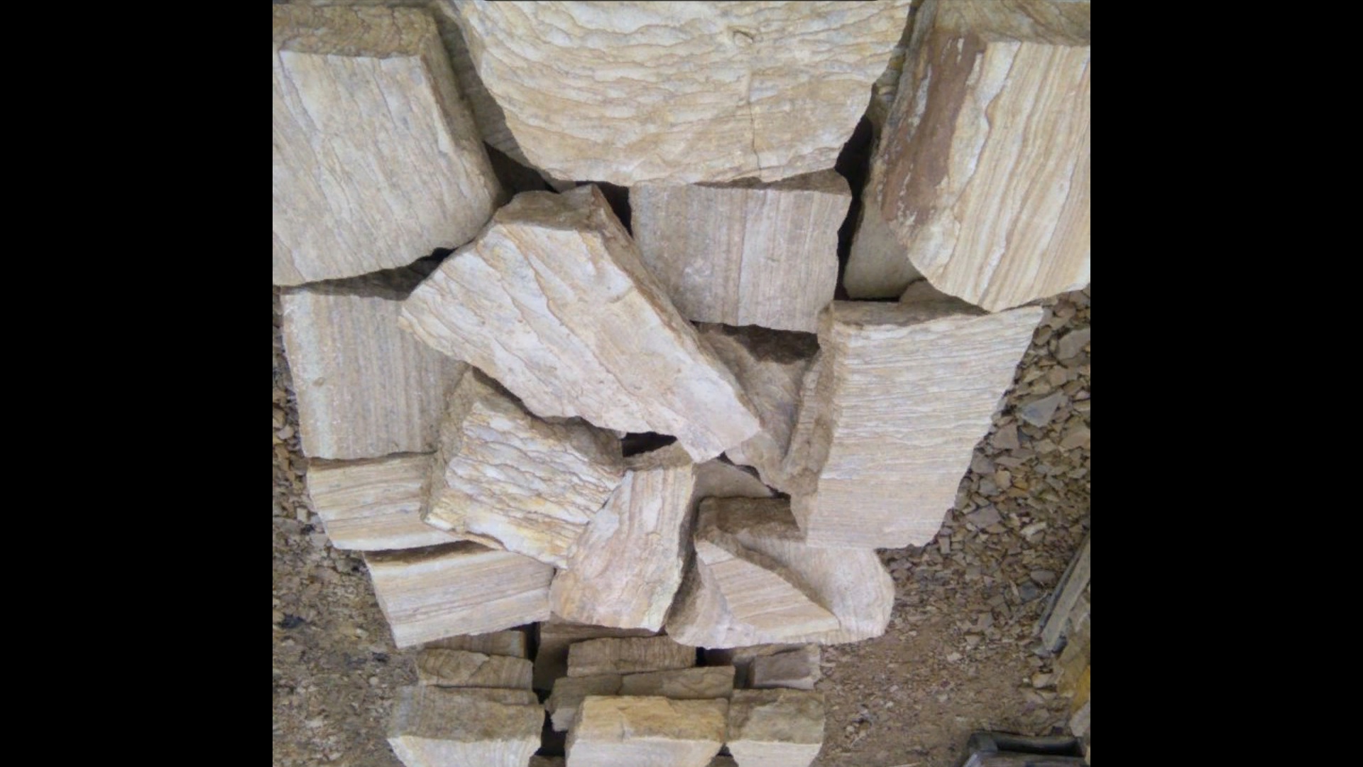 Песчаник пластушка желтый с рисунком (4-6 см)  купить  в Ставрополе плитняк пластушка желтый с рисунком песчаник 9 000 руб/м3   фото 