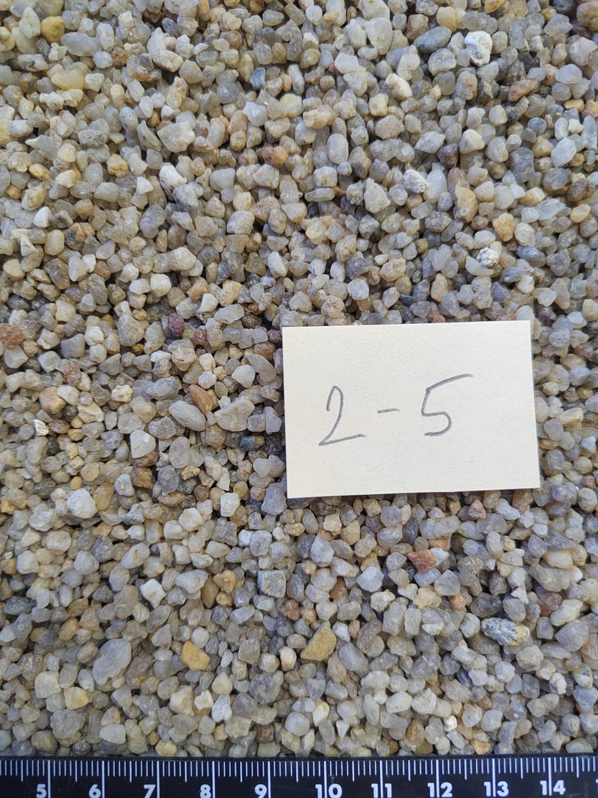 Кварцевый песок для площадок фр. 2-5 мм.  купить в Ставрополе фото 