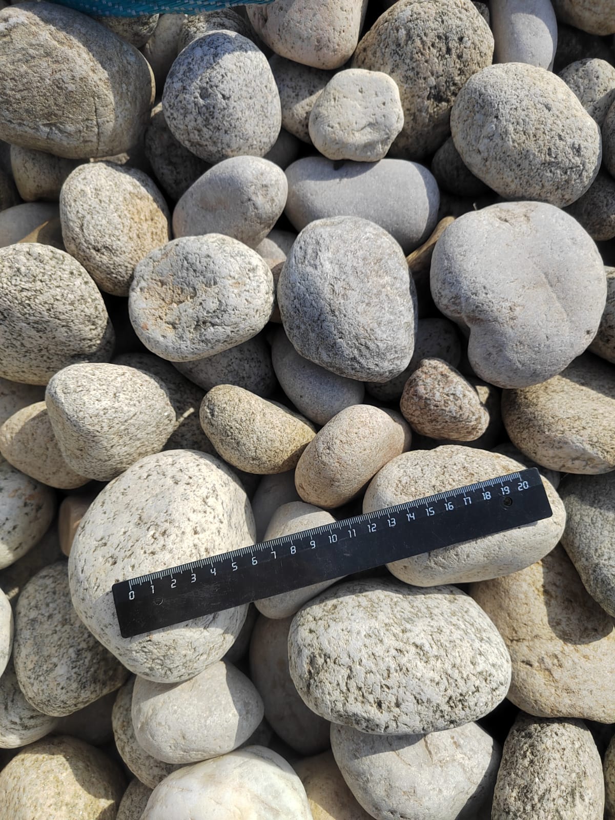  Галька речная окат (серо-белая) фр. 70-120 мм купить   в Ставрополе галька галечник бело-серая, серо-белая, серая, белая речная природная галька  5500 руб/т   фото 