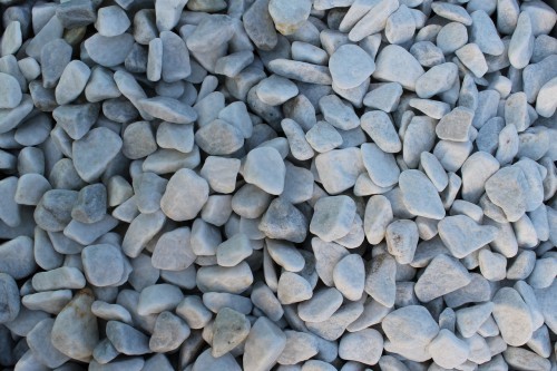  Галька белая мраморная (щебень галтованный белый), фр.20-40 мм.  купить  в Ставрополе мрамор белый бежевый молочный мраморный щебень декоративный 14500 руб/т   фото 