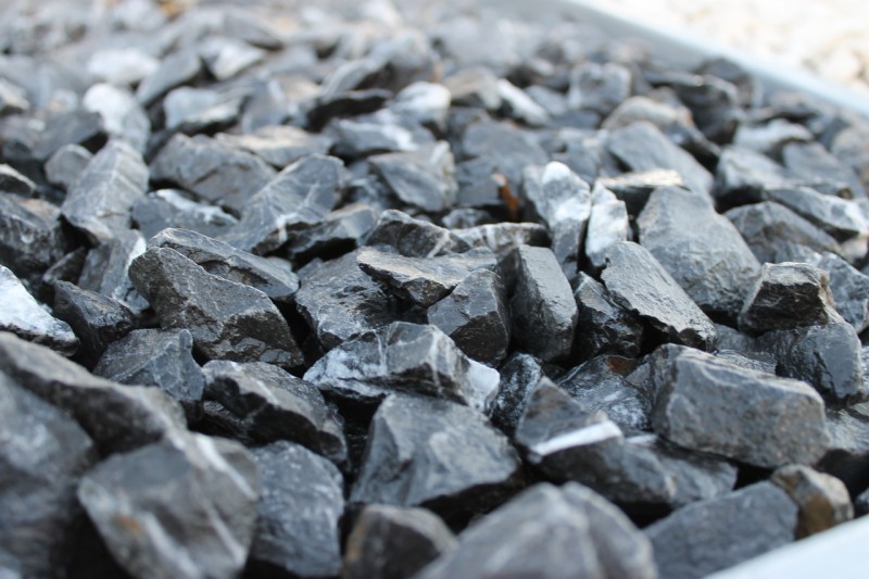  Щебень крошка черный (мрамор) фр. 20-40 мм.  купить  в Ставрополе мрамор черный с белыми прожилками мраморная каменная крошка 9000 руб/т   фото 