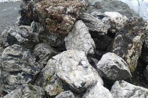  Черный гранит - кварцит фр. 100-500 мм.  купить в Ставрополе мрамор гранит черный с белыми прожилками, серый, белый валун скальный колотый 7000 руб/т   фото 