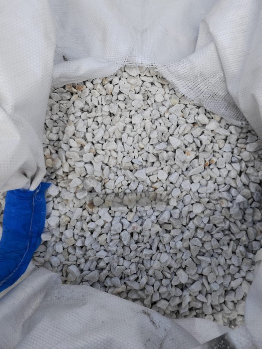  Мраморная крошка, щебень, цвет-белый, фр. 10-20 мм.  купить  в Ставрополе мрамор белый, молочный айвори каменная ландшафтная декоративная крошка шебня 9500 руб/т   фото 