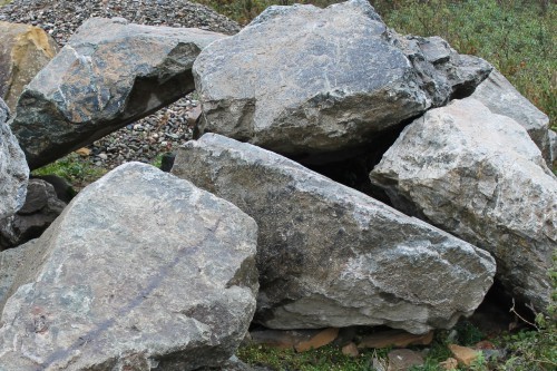  Змеевик скальник фр. 500-1500 мм.  купить в Ставрополе змеевик зеленый серый черный глыба скальная колотая 7500 руб/т   фото 