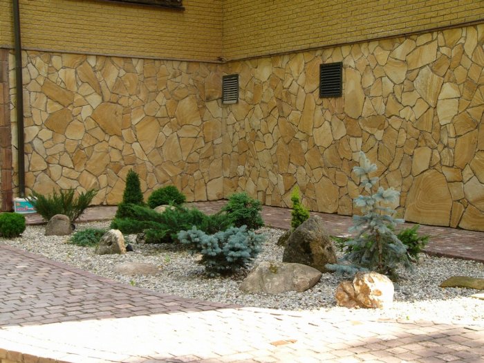  Песчаник пластушка желтый с разводом под дерево (2 см)  купить  в Ставрополе плитняк желтый с разводами, желтый, рыжий, серый песчаник пластушка рваная ландшафтная 11 000 руб/м3   фото 