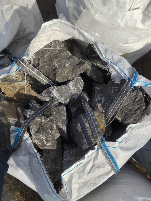 Черный мрамор скальник фр. 100-500 мм.  купить в Ставрополе мрамор черный белый серый крупный колотый валун ландшафтный 9000 руб/т   фото 