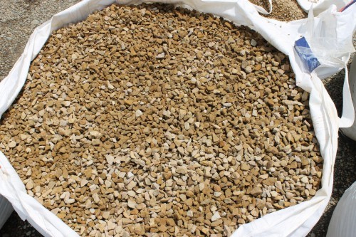  Щебень крошка желтый (песчаник) фр. 10-20 мм.  купить  в Ставрополе песчаник бежевый, серый, рыжий декоративный ландшафтный щебень колотый 7 200 руб/т   фото 