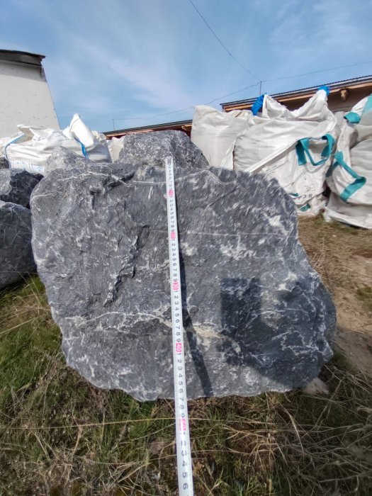 Черный мрамор скальник фр. 1000-1500 мм.  купить в Ставрополе мрамор черный белый серый крупный колотый валун ландшафтный 9000 руб/т   фото 
