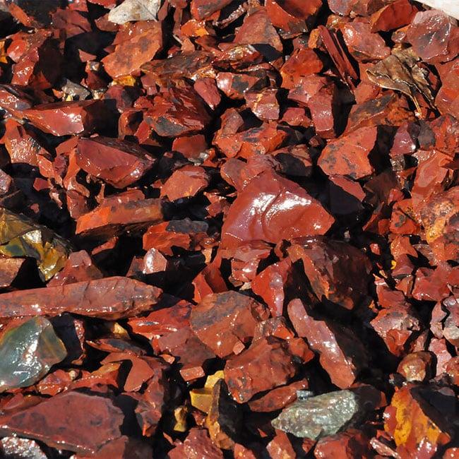  Щебень крошка красный (ЯШМА) фр. 10-20 мм.  купить  в Ставрополе яшма красный, бордовый, оранжевый, рыжий декоративный каменный ландшафтный щебень колотый 6 600 руб/т   фото 