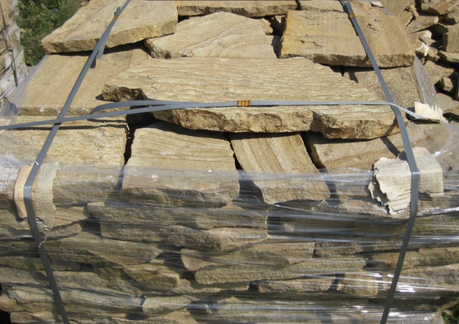 Песчаник пластушка желтый с рисунком (3 см)  купить  в Ставрополе песчаник желтый с рисунком, рыжий, желтый песчаник пластушка ландшафтная рваная 8 500 руб/м3   фото 