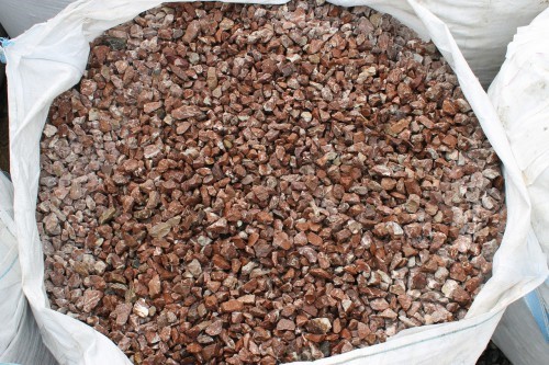  Мраморная крошка (щебень крошка розовый) фр. 20-40 мм.  купить  в Ставрополе мрамор розовый, красный мраморная крошка декоративная 7700 руб/т   фото 
