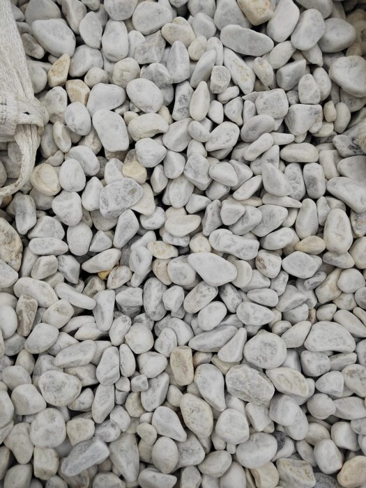 Белая галька мраморная (щебень галтованный белый) фр.40-70 мм.  купить  в Ставрополе мрамор белый молочный айвори окатанный округлый природный камень 15000 руб/т   фото 