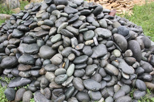  Темно-серый валунчик фр.100-300 мм.  купить в Ставрополе крупный природный камень серый, темно-серый, светло-серый речная галька большого размера окатанная 4500 руб/т   фото 