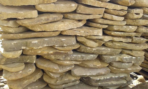 Песчаник колотый для облицовки (фр. 2-3 см)  купить  в Ставрополе песчаник бежевый серый рыжий песчаник строительный 5000 руб/т   фото 