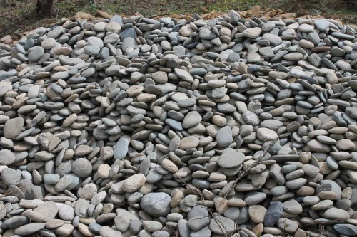 Kamenclub.ru: Галька речная плоская (ассорти) фр. 100-200-300 мм купить   в  Ставрополегалька галечник природный серый, белый темно-серый синий рыжий светло-серый природная галька плоская крупная 5500 руб/т   фото КАМЕНЬ КЛУБ