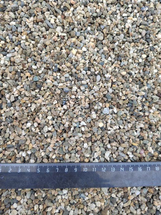  Галька речная окат (серая) фр.3-5 мм купить   в Ставрополе галька речная серая бежевый темно-серый окатанный речной камень округлый 8000 руб/т   фото 