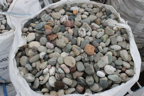  Галька окат (цветная картошка) фр. 50-100 мм. купить   в Ставрополе галька природная окатанная серый белый цветной синий темно-серый коричневый округлый галечник окатанный 4500 руб/т   фото 