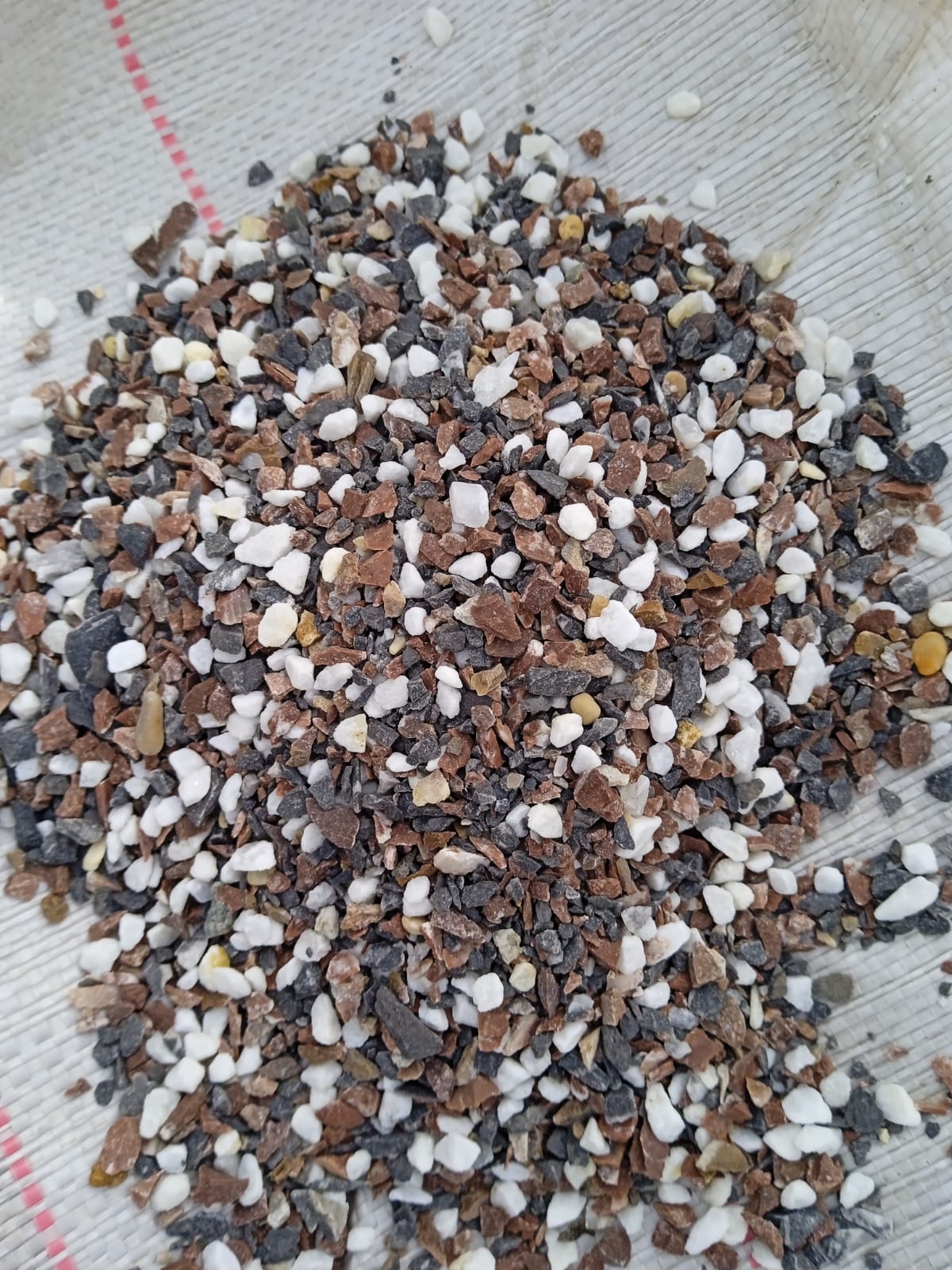  Мраморная галька (щебень галтованный микс:белый-черный-розовый-медовый) фр.5-10 мм.  купить  в Ставрополе мрамор белый, медовый, черный, розовый мраморный галтованный щебень декоративный ландшафтный 14500 руб/т   фото 