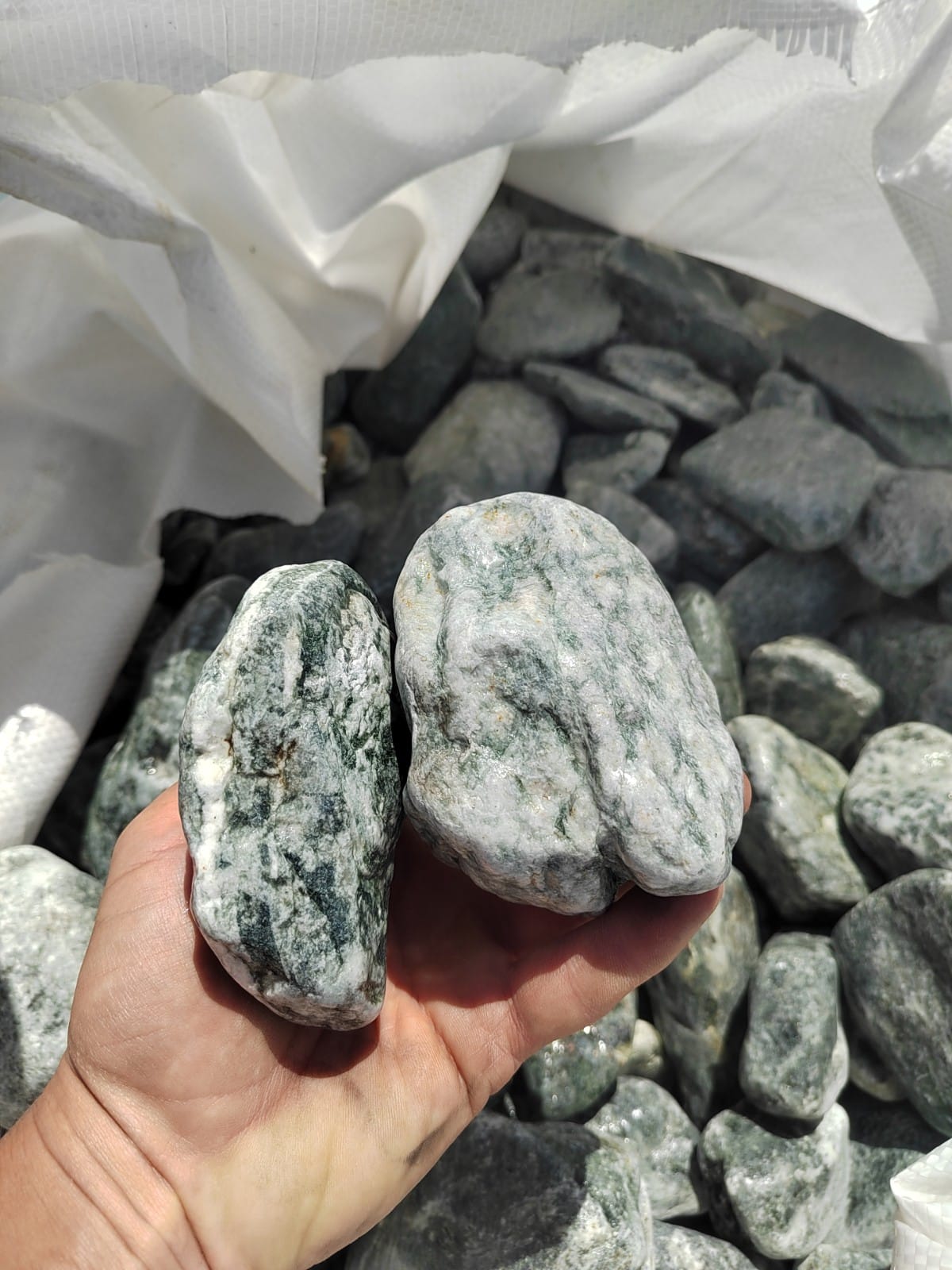 фото Галтованный жадеит (фр. 70-100 мм)  купить в Ставрополе в интернет-портале 