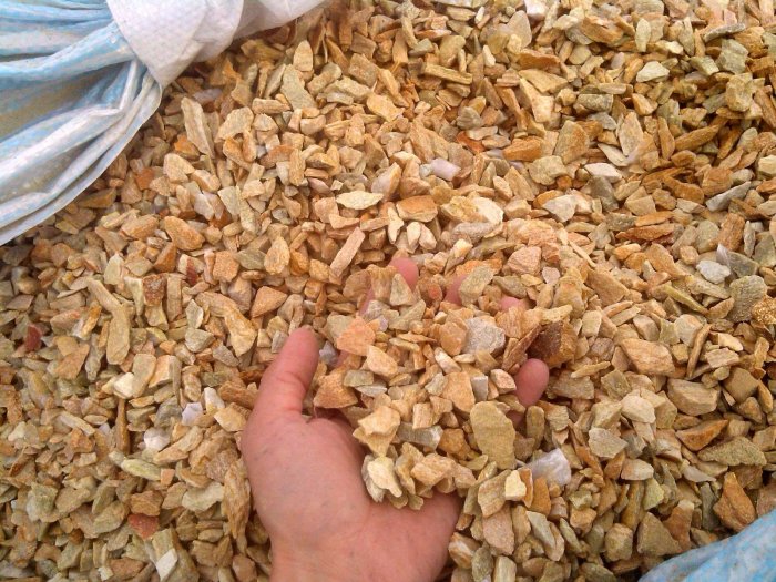  Щебень крошка желтый (ЗЛАТОЛИТ) фр. 20-40 мм.  купить  в Ставрополе златолит бежевый, золотистый, желтый декоративная каменная крошка 8 000 руб/т   фото 