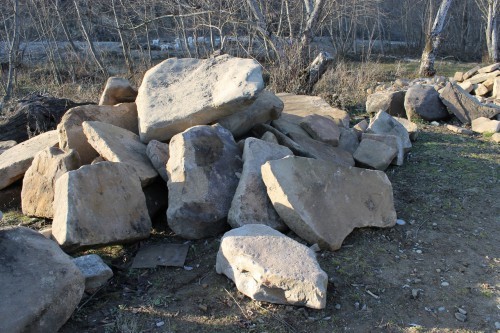 Песчаник плиты - плахи - пошаговые дорожки (фр. 70-150 мм)  купить  в Ставрополе песчаник серый бежевый желтый зеленый колотый песчаник строительный 6500 руб/т   фото 