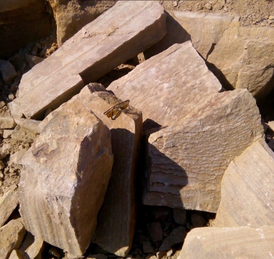 Песчаник пластушка желтый с рисунком (7-15 см)  купить  в Ставрополе плитняк - пластушка - бут желтый песчаник 8 000 руб/м3   фото 