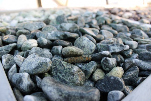  Зеленая галька (щебень галтованный зеленый змеевик) фр. 20-40 мм.  купить  в Ставрополе мрамор зеленый, салатовый оголтованный щебень мраморный 12 500 руб/т   фото 