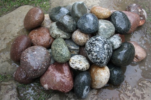  Галька окат (цветная картошка) фр. 50-100 мм. купить   в Ставрополе галька природная окатанная серый белый цветной синий темно-серый коричневый округлый галечник окатанный 4500 руб/т   фото 