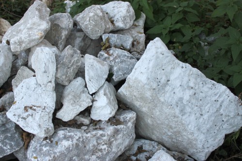  Мраморизированный известняк фр. 100-500 мм.  купить в Ставрополе известняк серый белый темно-серый сероватый валун природного образования окатанный 7 500 руб/т   фото 