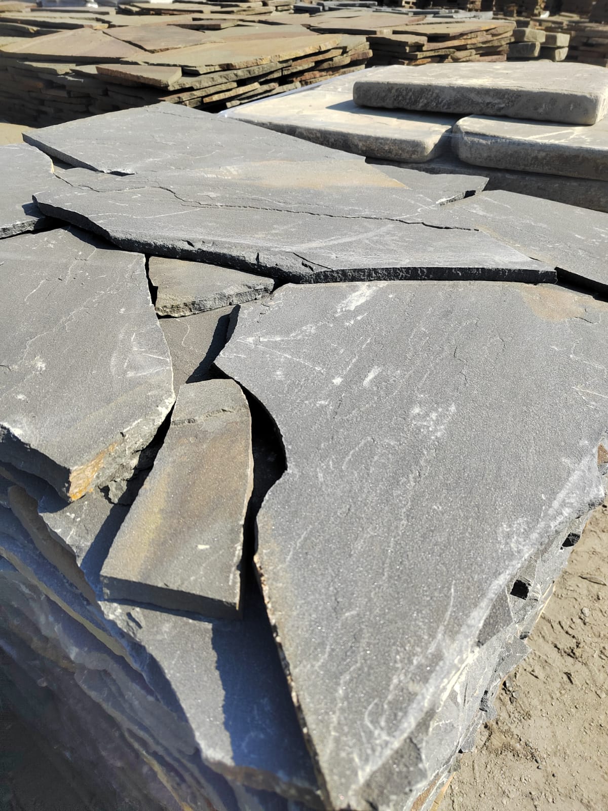 Песчаник пластушка светло-серый (3,0 см)  купить  в Ставрополе песчаник светло-серый, серый песчаник рваный ландшафтный колотый 7 500 руб/м3   фото 