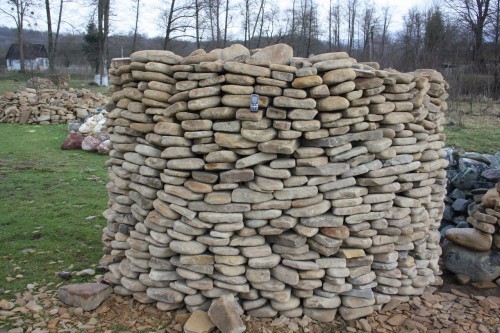 Песчаник для мощения дорожек, площадок, парковок ( фр 5-10 см)  купить  в Ставрополе песчаник  серый желтый коричневый рыжий песчаник оголтованный окатанный 6500 руб/т   фото 