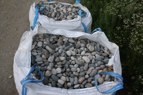  Галька речная окат (ассорти) фр. 50-100 мм. купить   в Ставрополе галька природная округлая серая белая черная серая коричневая синяя галька речная окатанная округлая 5000 руб/т   фото 