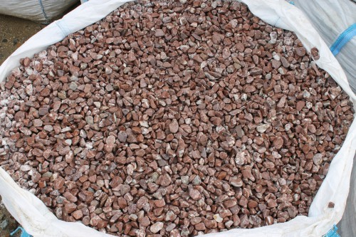  Розовая мраморная галька (щебень галтованный розовый) фр.10-20 мм.  купить  в Ставрополе мрамор розовый, красный ландшафтный декоративный окатанный округлый щебень 13500 руб/т   фото 