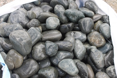 Темно-серый валунчик фр.100-300 мм.  купить в Ставрополе крупный природный камень серый, темно-серый, светло-серый речная галька большого размера окатанная 4500 руб/т   фото 