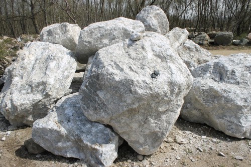 Мраморизированный известняк фр.500-1500 мм.  купить в Ставрополе    7 000 руб/т   фото 