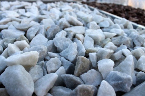  Мраморная крошка, щебень, цвет-белый,  фр. 20-40 мм.  купить  в Ставрополе мрамор белый молочный слоновая кость айвори  мраморная крошка ландшафтная 9500 руб/т   фото 