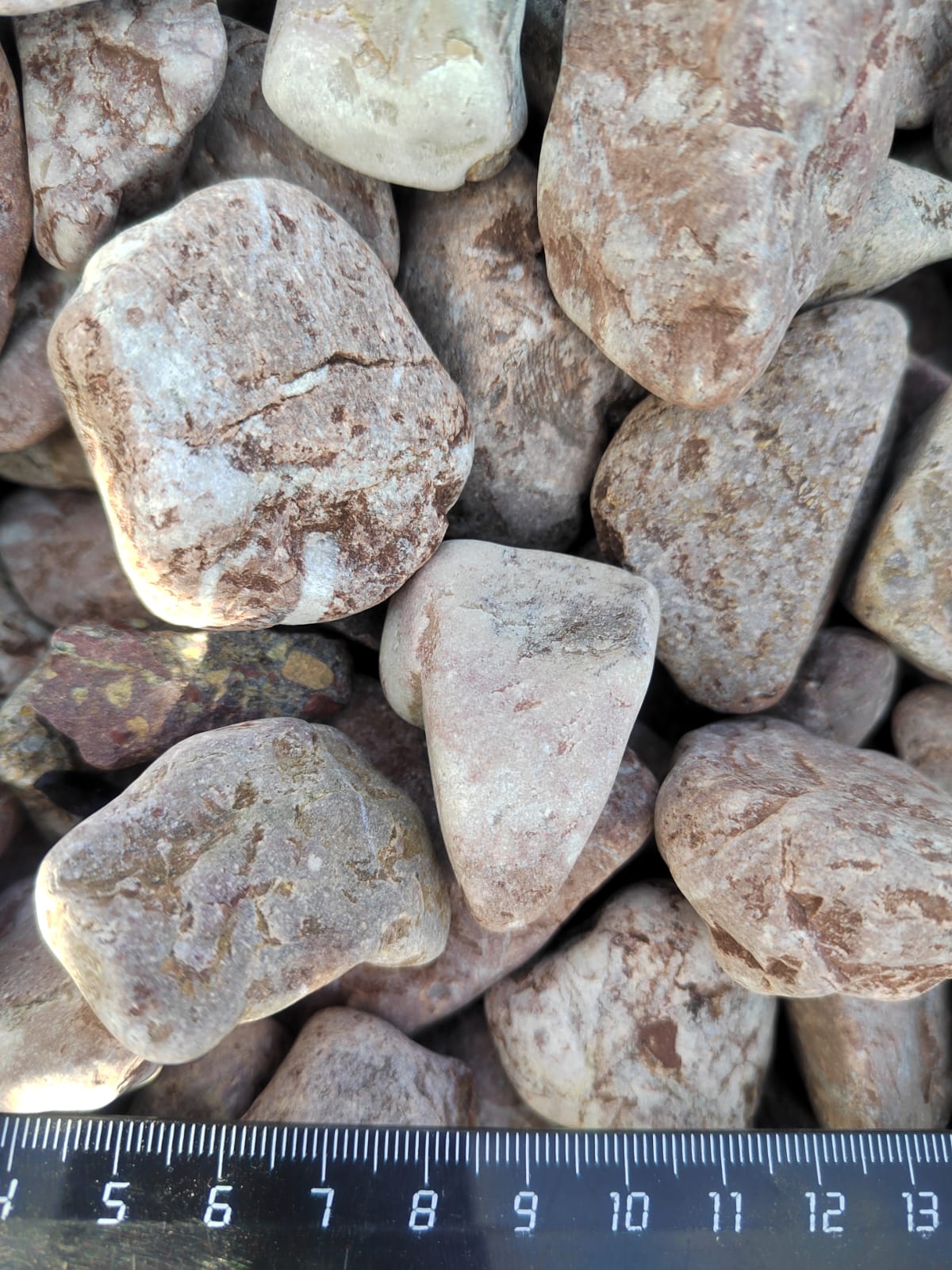  Розовая галька (щебень галтованный розовый) фр.20-40 мм.  купить  в Ставрополе мрамор розовый, красный оголтованный округлый щебень  13500 руб/т   фото 