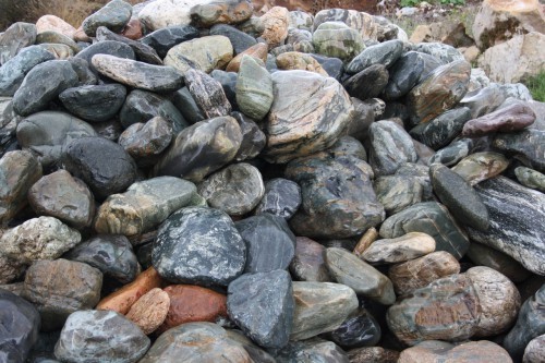  Ландшафтные валунчики фр.100-500 мм.  купить в Ставрополе крупный природный камень серый, темно-серый, светло-серый речной валун крупный 4800 руб/т   фото 