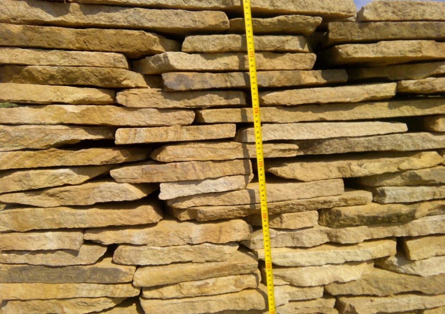 Песчаник пластушка желтый с разводом под дерево (2 см)  купить  в Ставрополе плитняк желтый с разводами, желтый, рыжий, серый песчаник пластушка рваная ландшафтная 11 000 руб/м3   фото 