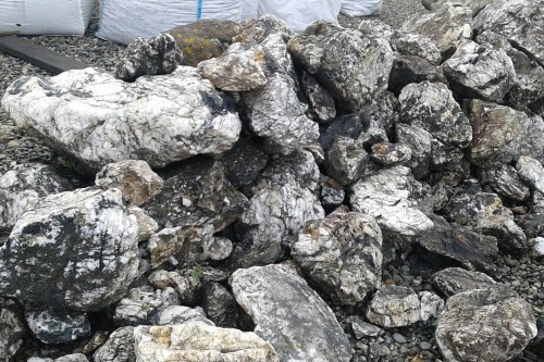  Черный гранит - кварцит фр. 500-1000 мм.  купить в Ставрополе гранит кварцит черный серый белый скальный колотый валун 7000 руб/т   фото 