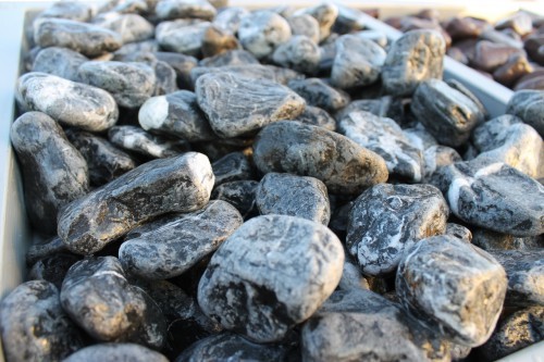  Галька мраморная черная (щебень галтованный черный мрамор) фр. 50-100 мм.  купить  в Ставрополе мрамор черный с белыми прожилками щебень ландшафтный мраморный 9000 руб/т   фото 
