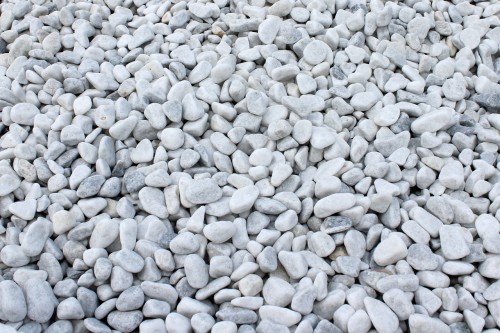 Белая мраморная галька (щебень галтованный белый) фр.10-20 мм.  купить  в Ставрополе мрамор белый, молочный, айвори окатанный округлый декоративный ландшафтный щебень 14500 руб/т   фото 