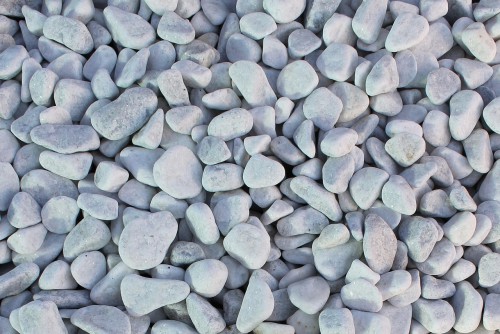 Галька белая мраморная (щебень галтованный белый), фр.20-40 мм.  купить  в Ставрополе мрамор белый бежевый молочный мраморный щебень декоративный 14500 руб/т   фото 