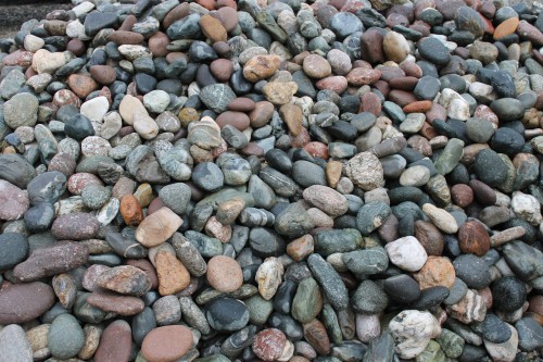 Галька окат (цветная картошка) фр. 50-100 мм. купить   в Ставрополе галька природная окатанная серый белый цветной синий темно-серый коричневый округлый галечник окатанный 4500 руб/т   фото 