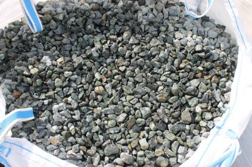  Щебень крошка зеленый (змеевик) фр. 20-40 мм.  купить  в Ставрополе мрамор зеленый, салатовый ландшафтная мраморная крошка 7 200 руб/т   фото 