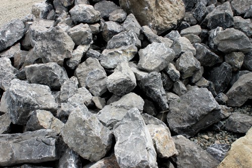  Черный мрамор скальник фр. 1000-1500 мм.  купить в Ставрополе мрамор черный белый серый крупный колотый валун ландшафтный 9000 руб/т   фото 