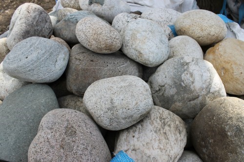  Речной валун (Ассорти) фр.100-300 мм.  купить в Ставрополе галечник серый, темно-серый, светло-серый речная галька крупных размеров 4200 руб/т   фото 