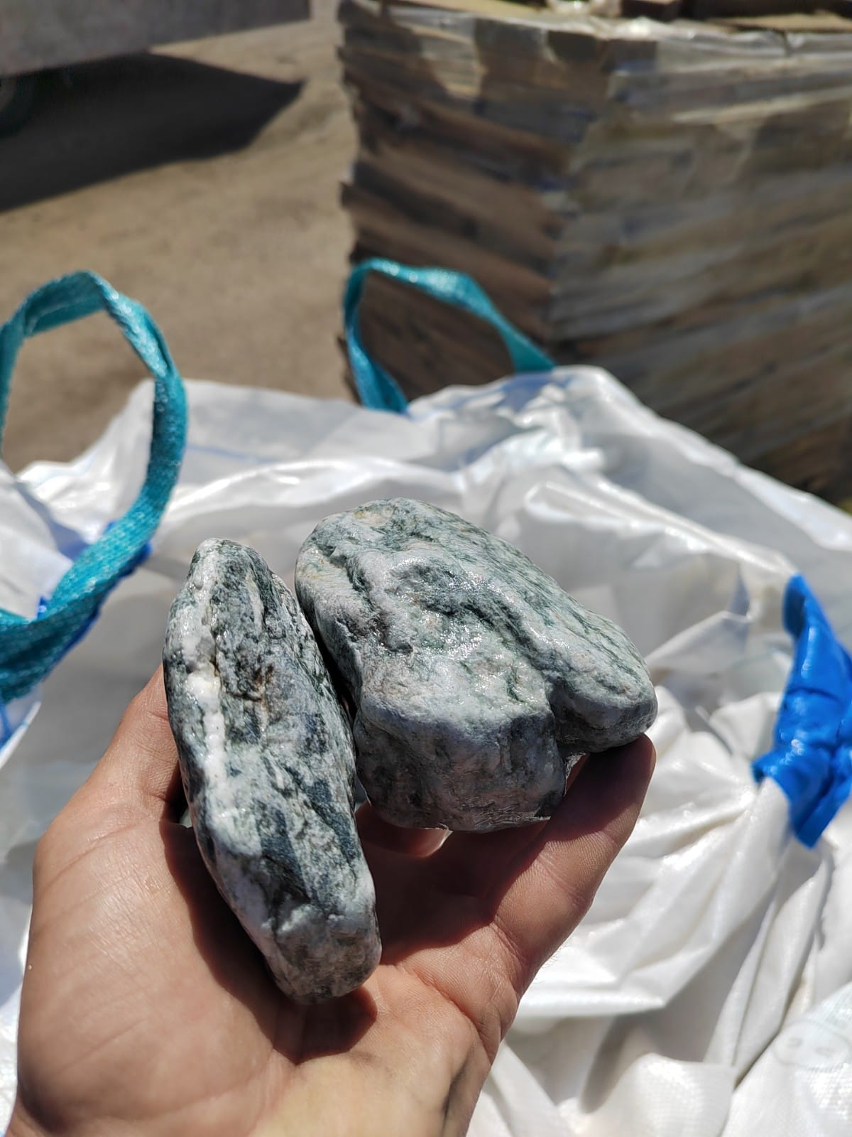 фото Галтованный жадеит (фр. 70-100 мм)  купить в Ставрополе в интернет-портале 