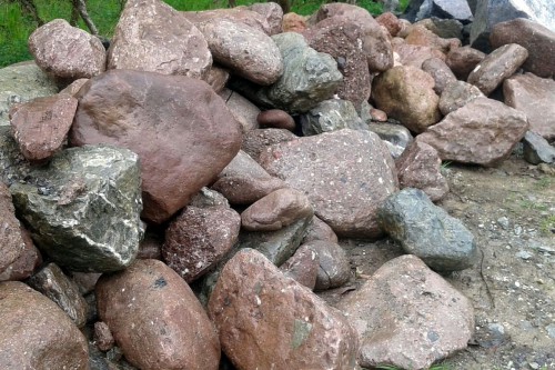 Конгломераты фр. 300-1000 мм.  купить в Ставрополе кварц мрамор диабаз коричневый, серый зеленоватый речной валун крупный 6500 руб/т   фото 